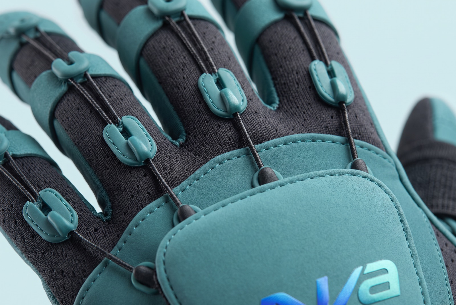 Detail jarak dekat sarung tangan Neurova: kabel tendon dan pemandu sensor di buku-buku jari